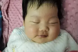 出生和现在的对比图，真的是肉眼可见的长大越来越可爱啦，我的👧
