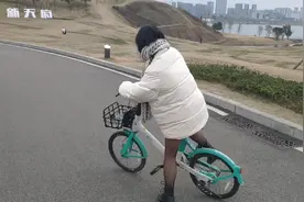 教女朋友骑自行车，两个小时可算学会了视频封面