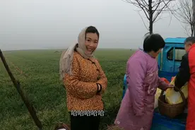 大龄女青年回到农村，帮父母干农活撒化肥，变成小村姑视频封面