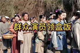 群众演员排队领盒饭视频封面
