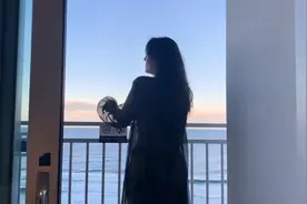 大码模特海边度假！享受完美食后泡个温泉！这日子太惬意了吧视频封面