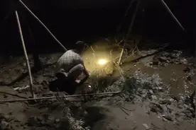 大叔发现貌似大黑鱼，徒手捉，结果摸上来的是……视频封面