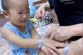 小屁孩想一出是一出，让他爸给他绑手绑脚，还乐的像花儿一样！视频封面