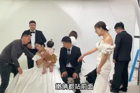 小菲阿娇一大家来拍全家福，婆婆穿上婚纱大变样，五个孩子真热闹视频封面