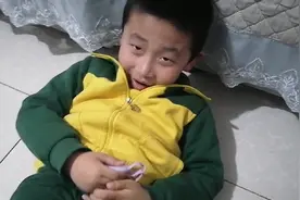 6岁儿子放学回家，发生了什么事？妈妈要扒他的裤子，好尴尬啊视频封面