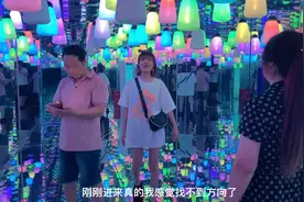 红姐第一次陪爸妈出去旅游到了拍照圣地，进去就被美景吸引住了视频封面