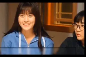 女孩遭受班里男同学的侵犯，父亲出面为女儿报仇视频封面