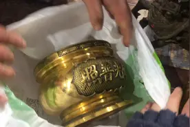 俩夫妻在广东收破烂，收到一大一小金碗，说是黄金的，看能值多钱视频封面