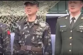向英雄的母亲敬礼  全体起立的那一刻，眼泪真的忍不住了！视频封面