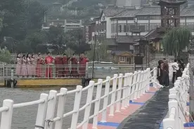 一曲DJ《我们不一样》超重低音，循环播放中！视频封面
