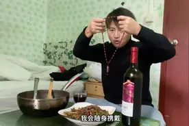 从北京回到东莞了，女朋友临走时送了一串项链给我，我会一直戴着视频封面