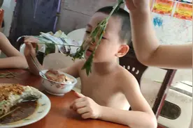 吃过这野草吗？看三个小孩吃野菜的样子，你流口水吗？视频封面