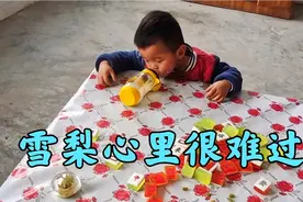 辅导俩女儿写作业时，儿子一人趴桌上喝着奶睡着，雪梨还不知道了视频封面