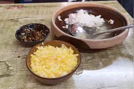 云南老一辈吃饭喜欢敲碗，就是吃了玉米粉饭造成的，规矩改不了啦视频封面