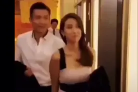在电梯亲吻，结果很尴尬视频封面