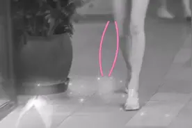 美女：凹凸有致，酥胸俏臀；发流散如瀑，纤腰一束，玉腿轻分视频封面