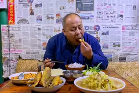 单身老汉60岁了还过着80，90年代的生活，晚饭炸一大盘鱼仔喝两杯视频封面