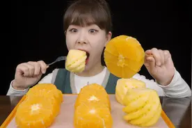 一口一个小菠萝!!今天吃水果 橙子 小菠萝