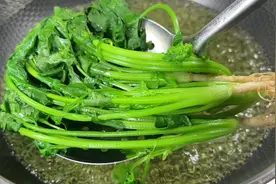 香菜放入滚烫的开水中，出锅就是一道好吃的美食，真是高手在民间视频封面