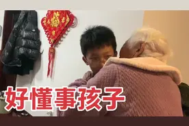 9旬老人给重孙子过生日，偷偷往兜里塞东西，小孩一个举动太暖心视频封面