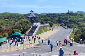 贵州百里杜鹃大部分花已凋谢，但游人还是不少，无人机不让飞行。视频封面