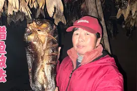 湖北人吃鱼有一绝，把草鱼烟熏半个月做成腊鱼，咸香美味很下酒视频封面