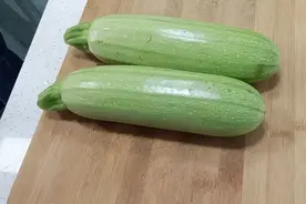 家里简单的操作也能做出酒店里的味道：清炒西葫芦丝！视频封面