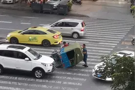 看衣服是顺丰小哥吧，被撞了还笑，最后各自离去视频封面
