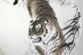 用酣畅淋漓的笔墨画一幅国画老虎，一会儿功夫，猛虎跃然纸上。视频封面