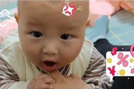 6个月宝宝这么坏?不咬自己的手，专咬妈妈的手视频封面