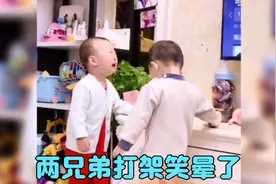 萌娃搞笑瞬间，双胞胎宝宝打架又打又咬互不相让，笑得我快岔气了视频封面