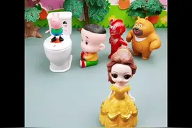 哎呦！我想上厕所了，怎么排这么多人啊，我先上前面去！视频封面