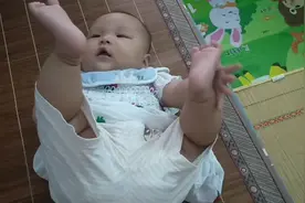 是不是小宝宝都喜欢玩脚，拿自己的脚玩视频封面