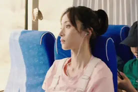 美女在大巴车上遇见歹徒，她用聪明的头脑救了整车人视频封面