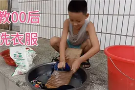 39岁宝妈教00后的孩子洗衣服，有多少80后10岁就会自己洗衣服了。视频封面