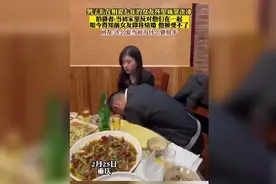 男子趴在相爱七年的女友怀里痛哭流涕。视频封面