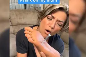 国外美女为了逗妈妈开心，竟然在脚底下扎了一根钉子！视频封面