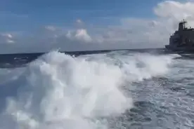 伯克级驱逐舰加满油，高速超越补给舰，油门拉满。视频封面