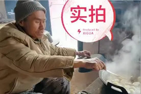 “穷大叔”20年前捡了个傻媳妇，生俩娃都是智障，千里难寻丈母娘视频封面