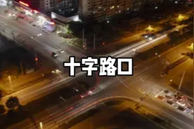 十字路口烧纸 留下很多灰烬堆视频封面