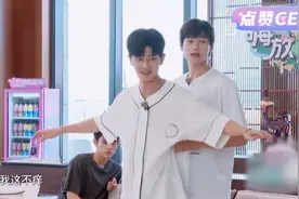 嗨放派# 任嘉伦被围起来挠痒痒，任嘉伦这魔性的笑声太上头了😂视频封面