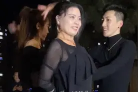 美爆的一家人，62岁妈妈带儿女来广场跳舞，好美！视频封面