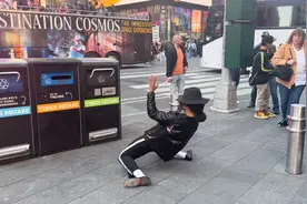纽约街头，迈克尔杰克逊模仿者，你说像不像，赚钱不容易，拼了命视频封面