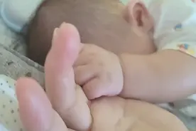 5个月宝宝 睡觉就紧紧抓住妈妈的手 是怕妈妈跑了吗？视频封面