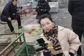 美女自己直播卖狗，挑选一条她家的视频封面