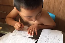 双胞胎兄弟写作业，发生了啥事让妈妈要打人？视频封面