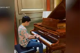 甄子丹晒儿子弹钢琴视频 骄傲称赞“帅爆了”视频封面