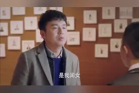 爸爸带着女儿去面试。视频封面