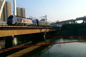 原来地铁列车是这么运送的，57552次回送北京地铁17号线列车
