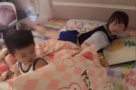 相差10岁的姐弟俩，只为抢一个枕头，姐姐：就你会哭，最后哭胜利视频封面